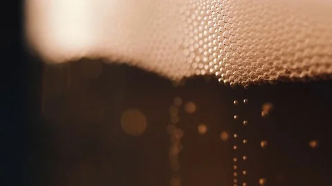 Bubbles movement inside a large glass mug with fresh beer Video stock 75660196