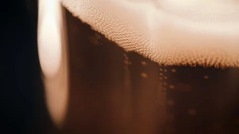 Bubbles movement inside a large glass mug with fresh beer Video stock 75660263