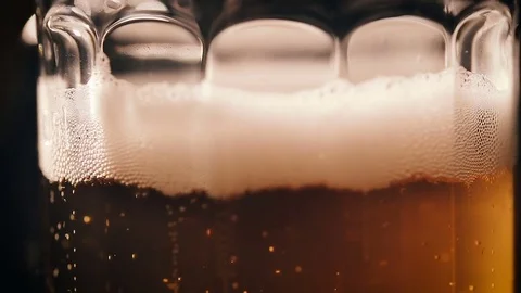 Bubbles movement inside a large glass mug with fresh beer Video stock 75660352