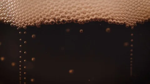 Bubbles movement inside a large glass mug with fresh beer Stockbeeldmateriaal 75660368