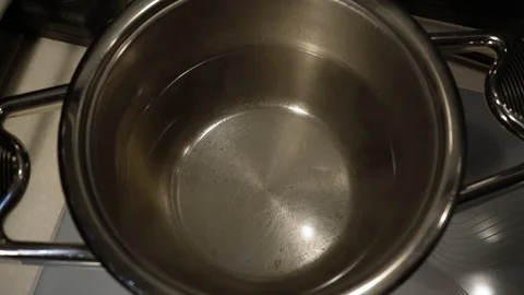 Bubbles in a pot on a stove Video stock 120137685