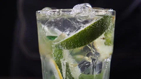 Bubbles in refreshing soda tonic fizzy beverage, lime in Glass. Slice of lemon Vidéo 243754477