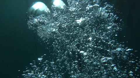Bubbles rising from the deep of the ocean 動画素材 127632404