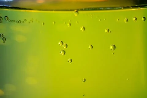 Bubbles rising in green liquid a refreshing view of carbonation and purity 스톡 사진