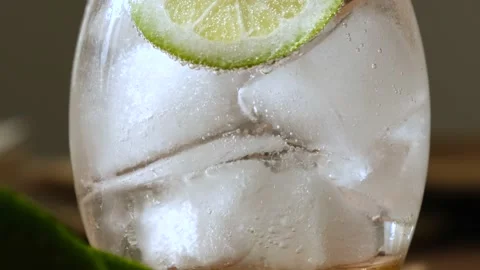 Bubbles rising up in iced lemon soda. Refreshing refreshing drink with ice. Vídeo Stock 155697747
