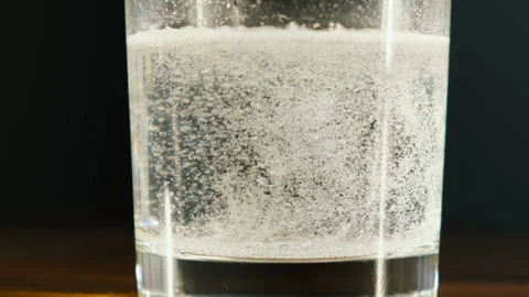 Bubbles in sparkling water, close up Video stock 167845696