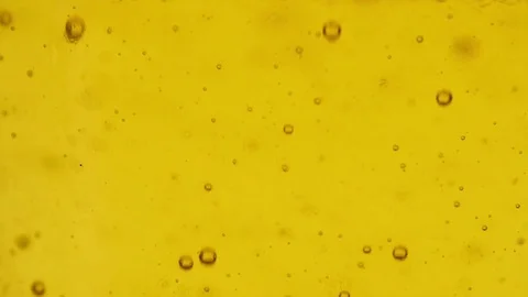 Bubbles of vegetable oil while pouring the bottle. Stock-Footage 81833458