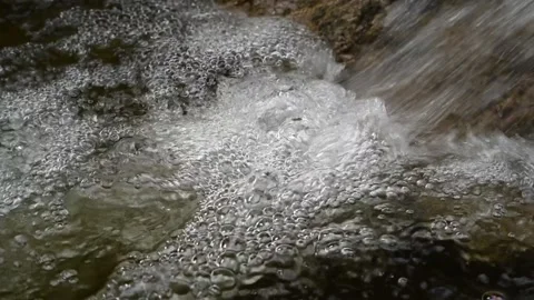 Bubbles on water from a mountain river (slow motion) Video stock 212752284