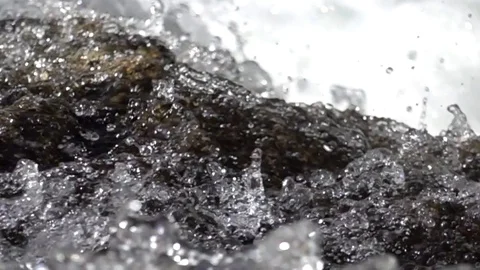 Bubbles of water in a mountain stream. Slow motion footage. Vidéo 74195257