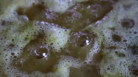 Bubbles when pineapple jam thickening on a stove. Vídeos de archivo 342291123