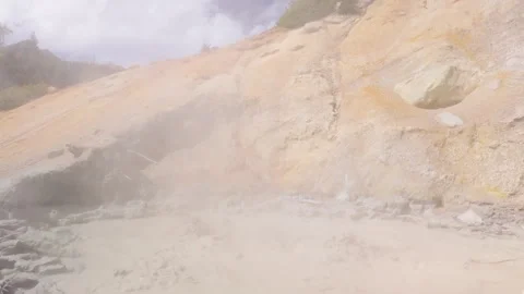 Bubbling hydrothermal sulfur pool emitting steam on bright day in Mt. Lassen 動画素材 333031886