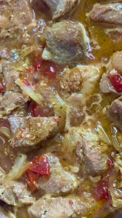 Bubbling meat stew with tomatoes and onions in pan Stock Footage 331973383