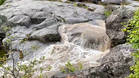 A bubbling mountain stream. Water pours over the stones 動画素材 140576718