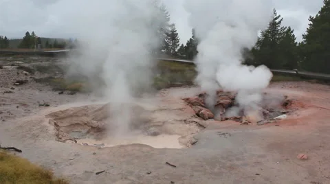 Bubbling Red Spouter Mud Pot, Yellowstone National Park, Wyoming Vidéo 53222236