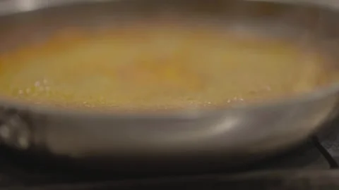 Bubbling sauce with rack focus Vídeos de archivo 335703269