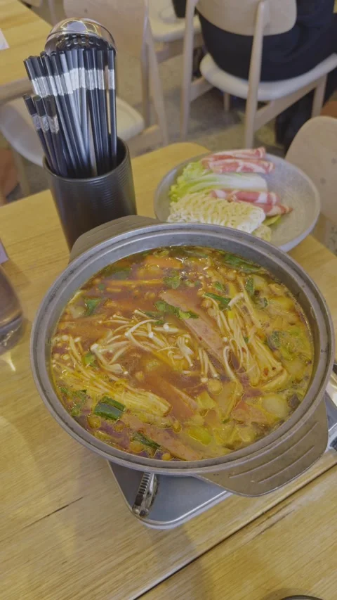 Bubbling Spicy Hot Pot with Enoki Mushrooms and Side Ingredients 스톡 동영상 314985054