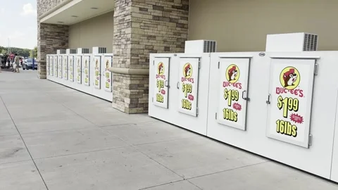 Buc-ee's Outdoor Ice Machines 動画素材 345178875