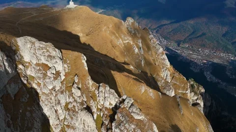 The Bucegi Mountains in Romania with a focus on the sharp peaks. The frame rises Vidéo 286373991