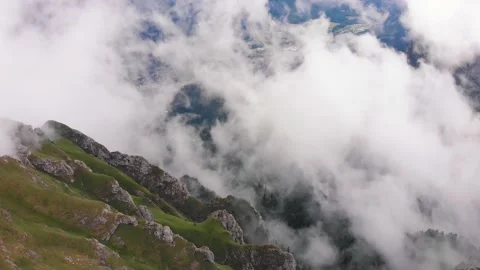 Bucegi mountains with sea of clouds above Busteni town in Romania 库存影片 130852938