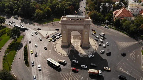 Bucharest Arcul de Triumf and Roundabout Traffic from Above Vidéo 130154458