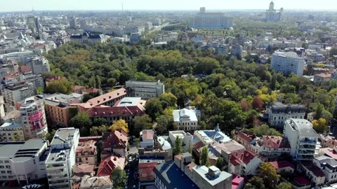 Bucharest drone view over apartment buildings and park, Cismigiu park, palace Vídeos de archivo 305673320