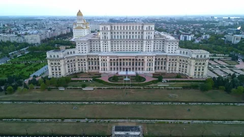 BUCHAREST, ROMANIA - AUGUST 13, 2025 View of Palace of the Parliament at Sunset Vídeo Stock 336015829