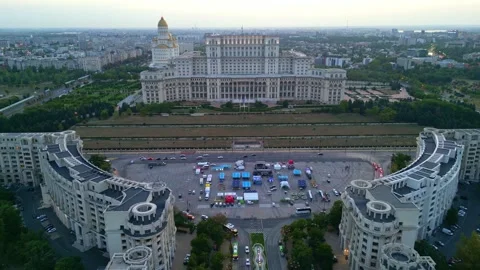 BUCHAREST, ROMANIA - AUGUST 13, 2025 View of Palace of the Parliament at Sunset Vídeo Stock 336016094