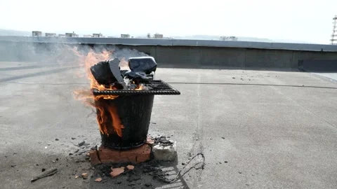 Bucket boiling tar, resin, bricks. melted bitumen in bucket burner. repair roof Видео 132079453