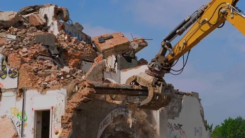Bucket breaks the walls of the old building Vidéo 77646972