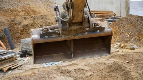 The bucket of the excavator digs the ground 스톡 동영상 121719035