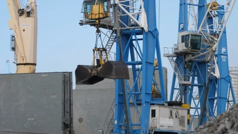 Bucket moves to load materials 動画素材 121114790