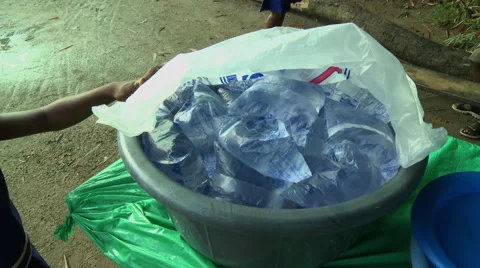 BUCKET OF SACHET WATER PACKETS Vídeos de archivo 58106253