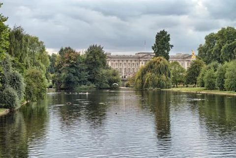 Buckingham palace and gardens in london in a overcast autumn day Stock Photos