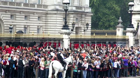 Buckingham Palace crowds and guards inside the gates 库存影片 42695433