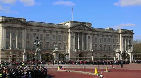Buckingham Palace crowds before Changing of the Guards ceremony 01 스톡 동영상 22361952