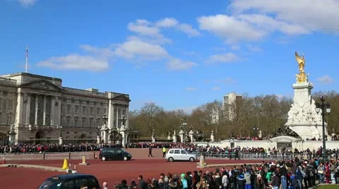 Buckingham Palace crowds before Changing of the Guards ceremony 03 스톡 동영상 22362241