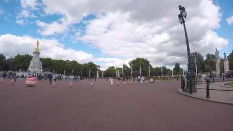 Buckingham Palace Drive By Front View of a Driver POV Vidéo 116177127