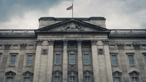 Buckingham Palace Front With Flag Blowing Vídeos de archivo 87477008