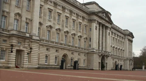 Buckingham Palace handheld Stock Footage 33428858