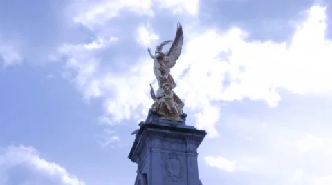 Buckingham palace hyperlapse rotating around angel statue Stock Footage 61876279