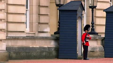 BUCKINGHAM PALACE QUEENS GUARDSMAN MARCHING LONDON Stock Footage 67105280