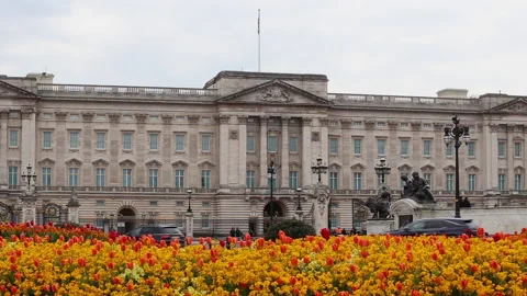Buckingham Palace in Spring with flowers Stock Footage 153276192