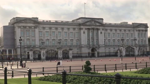 Buckingham Palace with very little traffic and people Stock Footage