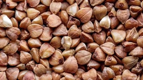 Buckwheat groats in bulk, grains, background, moving sideways, close-up mac.. 库存影片 256332281