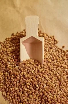 Buckwheat is scattered on the table close up Foto stock