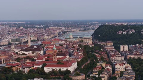 The Buda Castle and the Danube river in downtown Budapest - drone 4K video Vídeo Stock 99243945