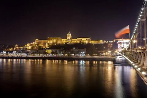 Buda Castle, Royal Palace by the Danube river illuminated at night in Budapes Foto stock