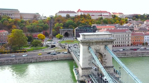 Budapest - 4K Drone Flying around The Beautiful Szechenyi Chain Bridge Vídeos de archivo 143571888