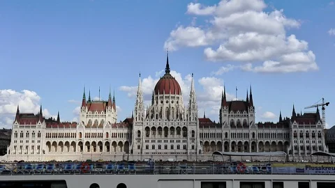 Budapest, april 2019: Timelapse of clouds moving over the parliament building Vídeos de archivo 107941129