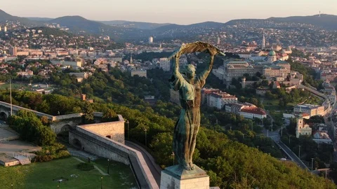 Budapest : Circle close up view of the Liberty monument with the morning light Stock Footage 118949100